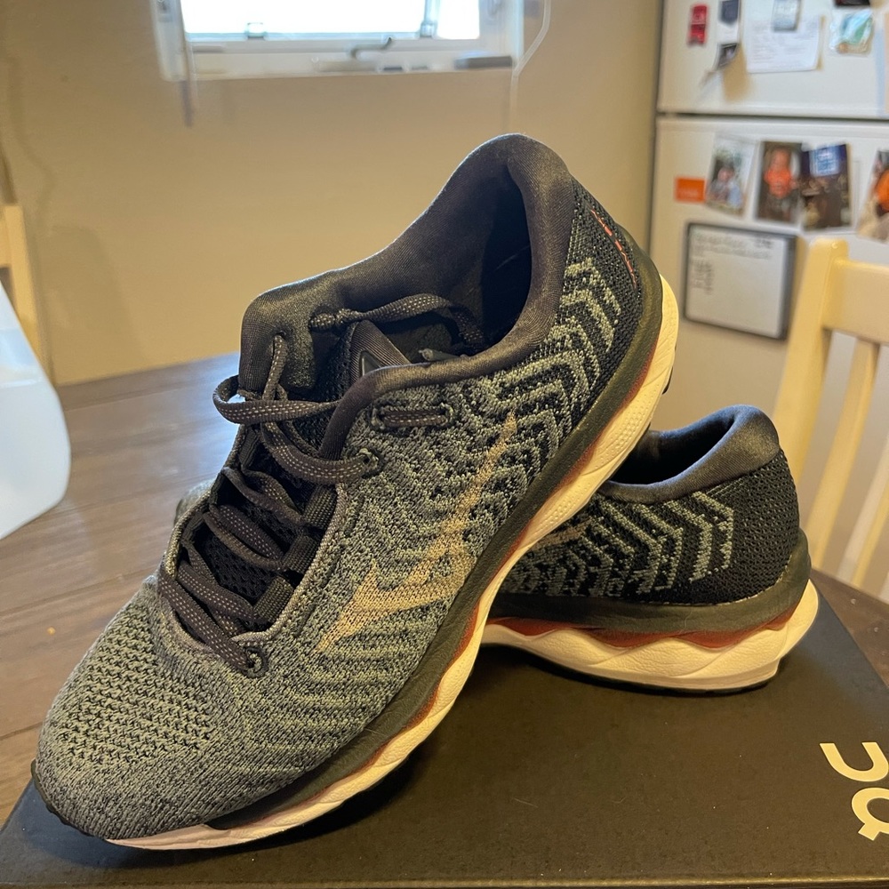 Mizuno wave running shoe
